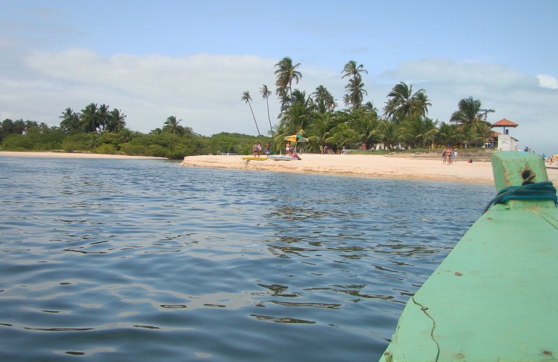 Passeio de barco nas Dunas de Marapé, no litoral sul de Alagoas