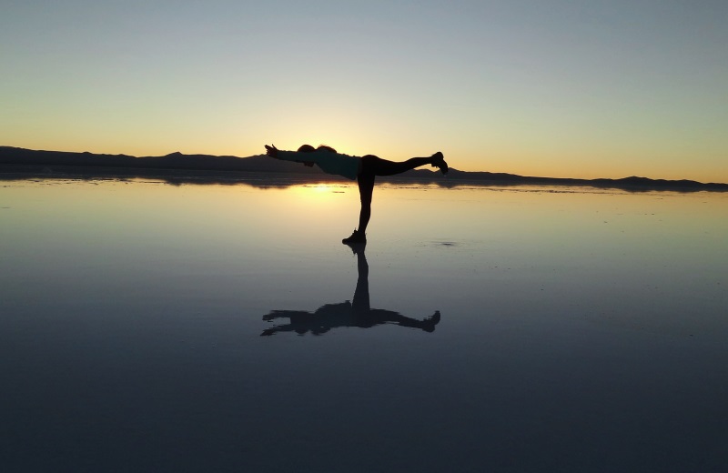 Yoga no Salar de Uyuni alagado durante o nascer do sol, Bolívia