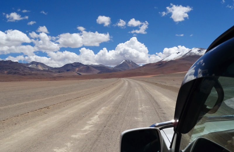 Jeep pelo Altiplano Boliviano no Tour de Uyuni
