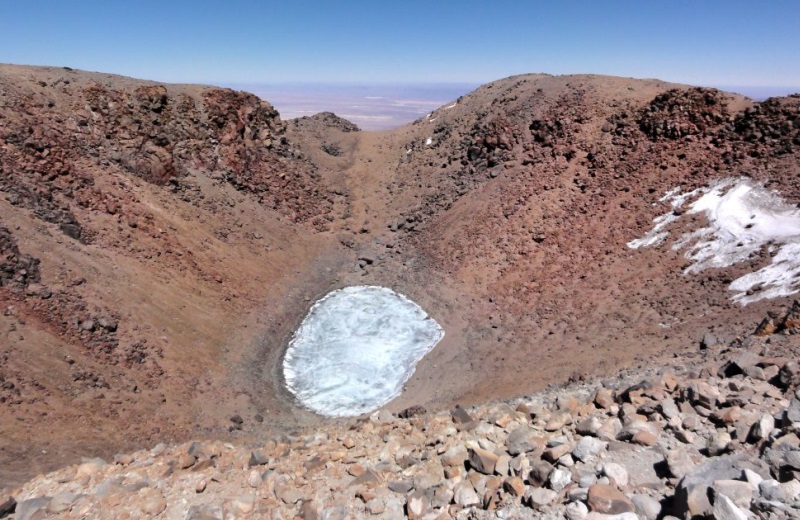 Lagoa congelada na cratera do vulcão licancabur