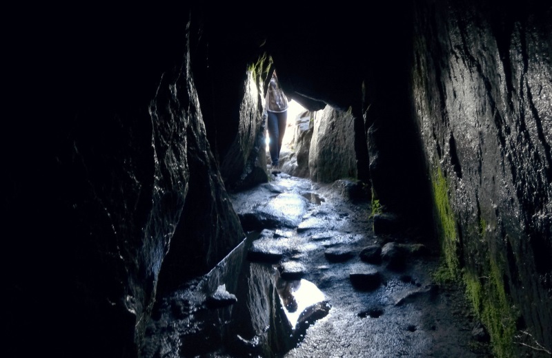 Caverna na subida do Waynapicchu, em Machu Picchu