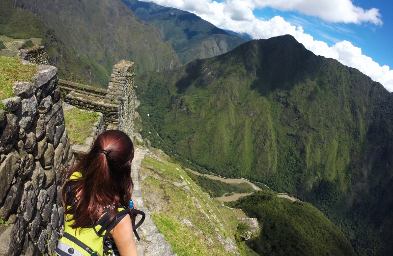 Escadas descendo o Waynapicchu em Machu Picchu