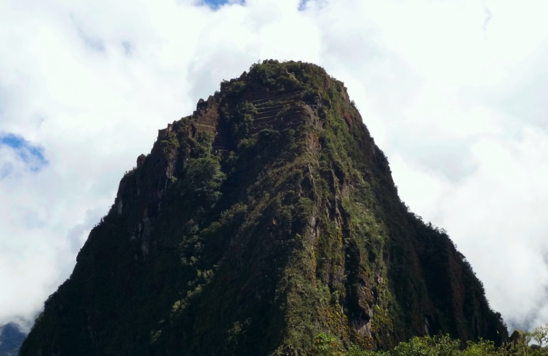 Topo do Huayna Picchu com ruínas e terraças