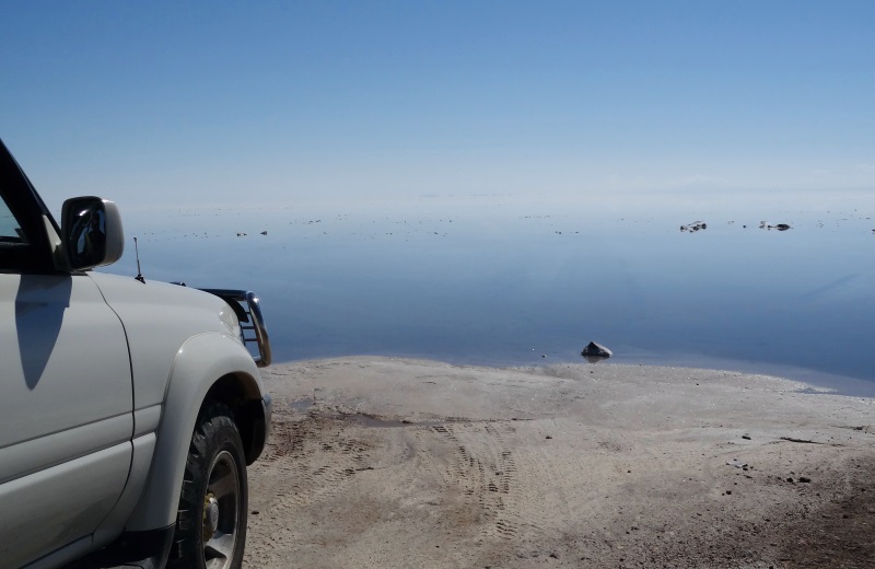 Mar de Sal, jeep no Salar de Uyuni alagado