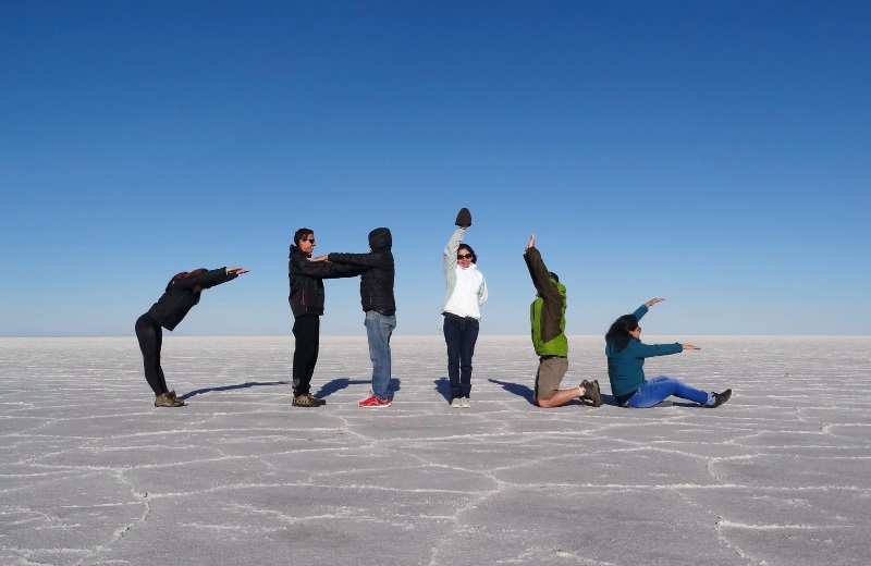 Foto criativa formando a palavra Chile no Salar de Uyuni