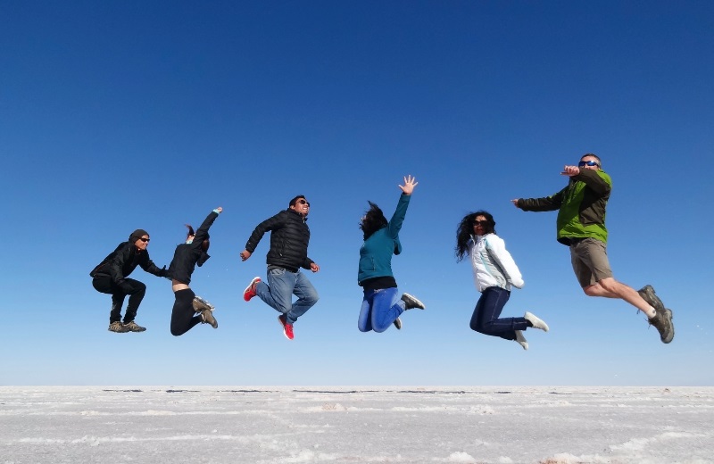 Foto criativa saltando no Salar de Uyuni