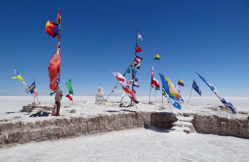 Monumento das bandeiras no Salar de Uyuni, Bolívia