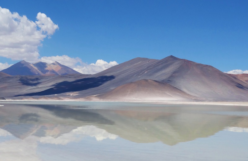 Cerro Medano no Salar de Aguas Calientes ou Salar de Talar, Deserto do Atacama
