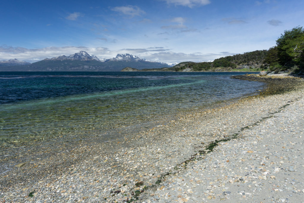 Praia e montanhas no Parque Nacional Tierra del Fuego em Ushuaia, Argentina
