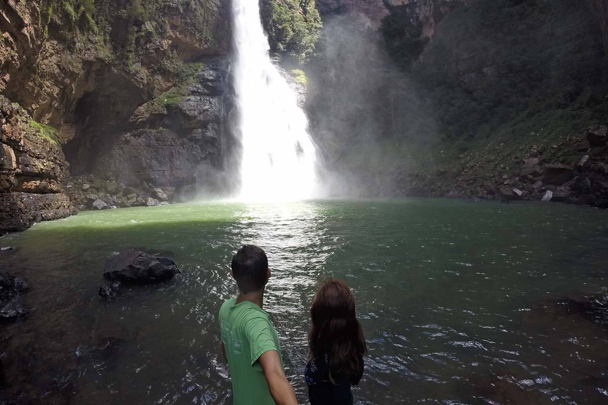 Casal na Cachoeira da Água Fria em Formosa, Goáis