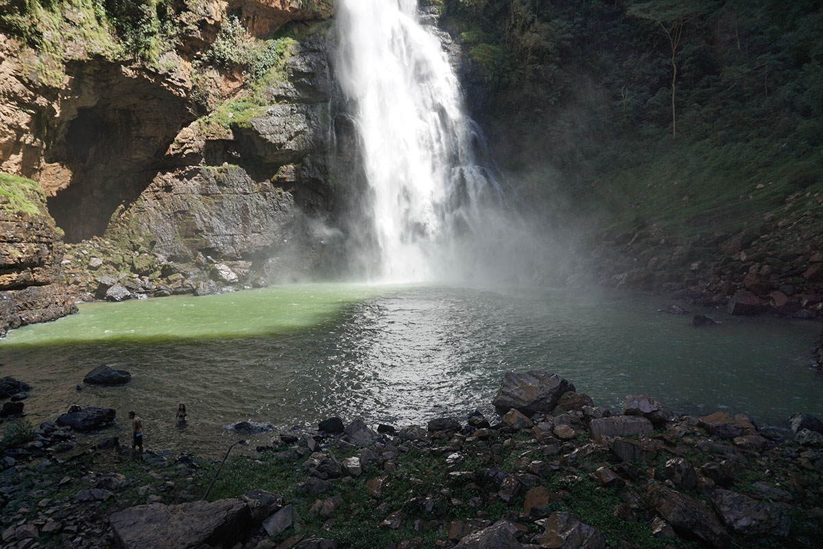 Casal na Cachoeira da Água Fria em Formosa, Goáis