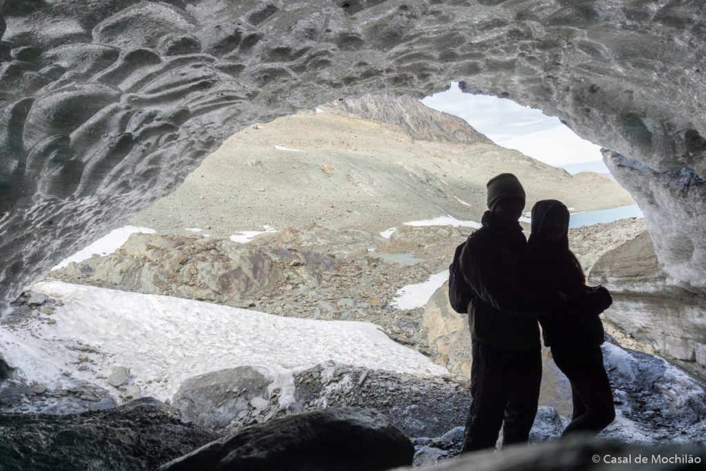 Casal dentro da caverna de gelo do glaciar Vinciguerra em Ushuaia, Patagônia Argentina