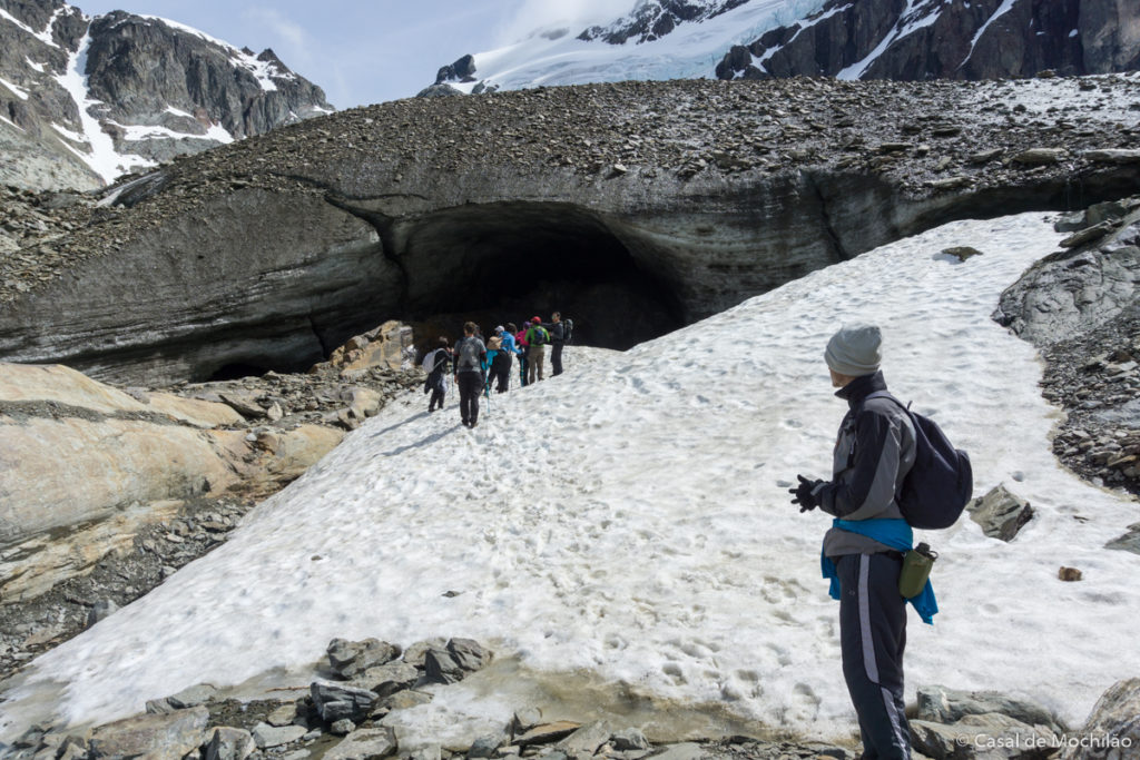 Entrada da caverna de gelo do glaciar Vinciguerra em Ushuaia, Patagônia Argentina