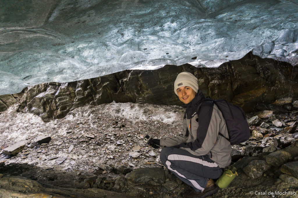 Homem dentro da caverna de gelo do glaciar Vinciguerra em Ushuaia, Patagônia Argentina