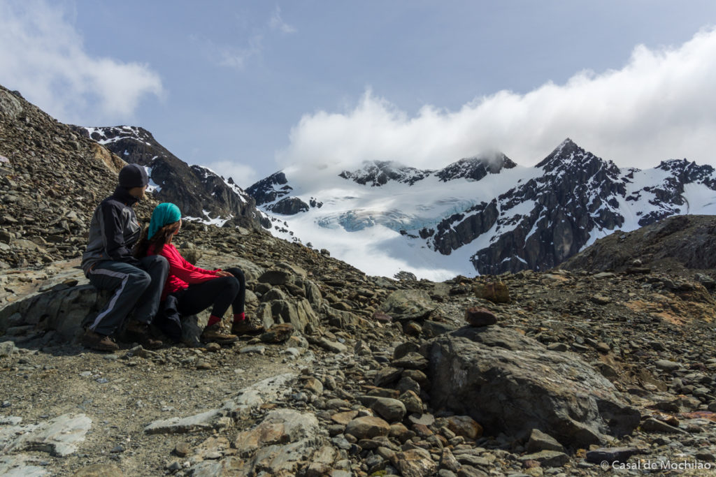 Casal olhando para as montanhas no Glaciar Vinciguerra, Patagônia Argentina