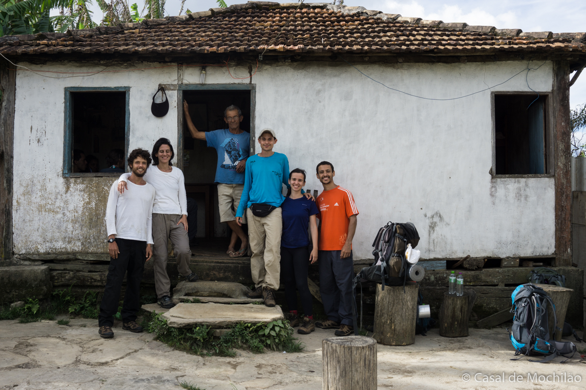 Grupo de trilheiros na Casa do Seu José durante a Travessia Lapinha x Tabuleiro em Minas Gerais