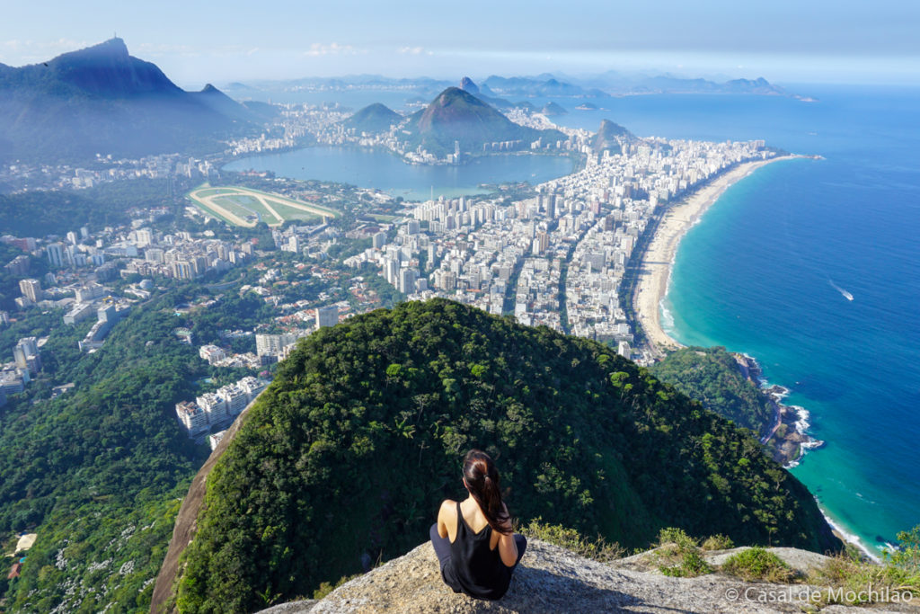Mulher no topo do Morro Dois Irmãos na cidade do Rio de Janeiro