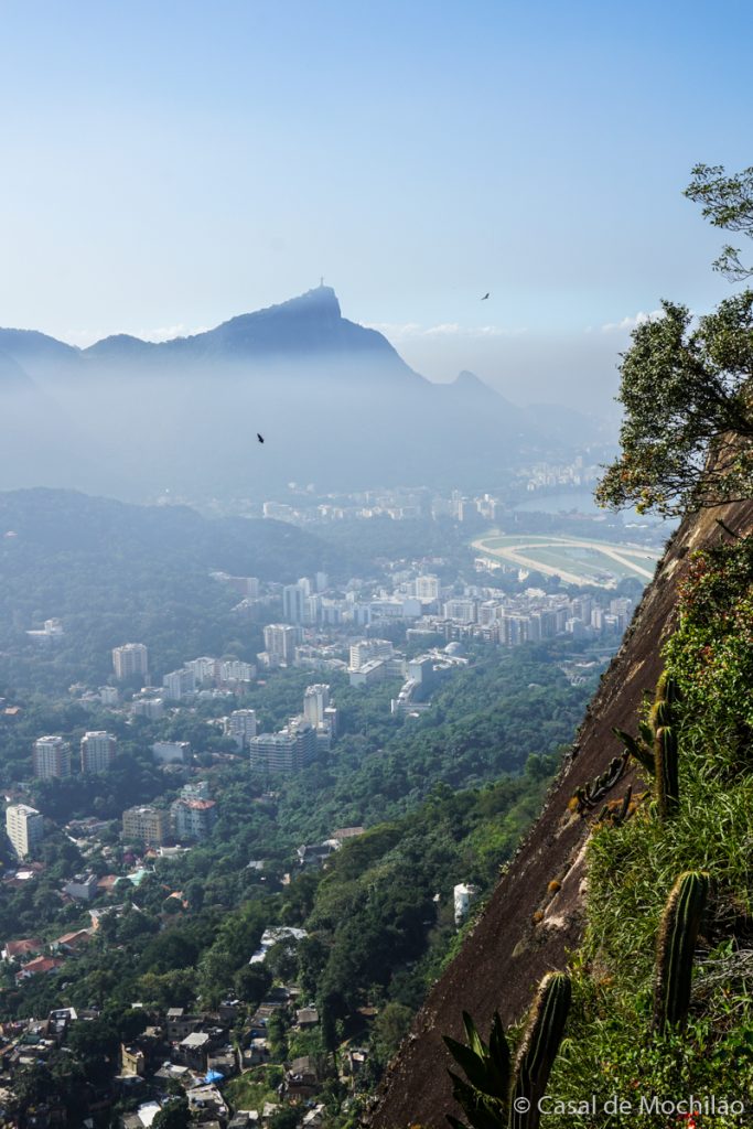 Corcovado e Cristo Redentor visto da trilha do Morro Dois Irmãos na cidade do Rio de Janeiro