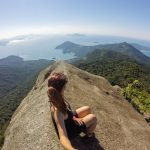 No topo do Pico do Papagaio, na Ilha GRande, Rio de Janeiro