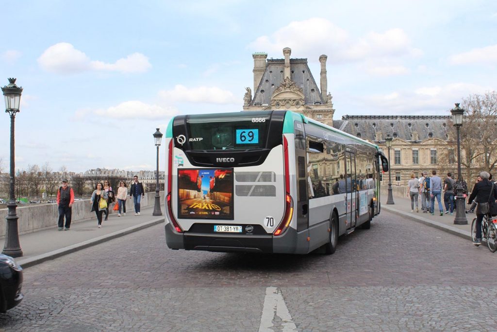 Ônibus urbano no centro de Paris