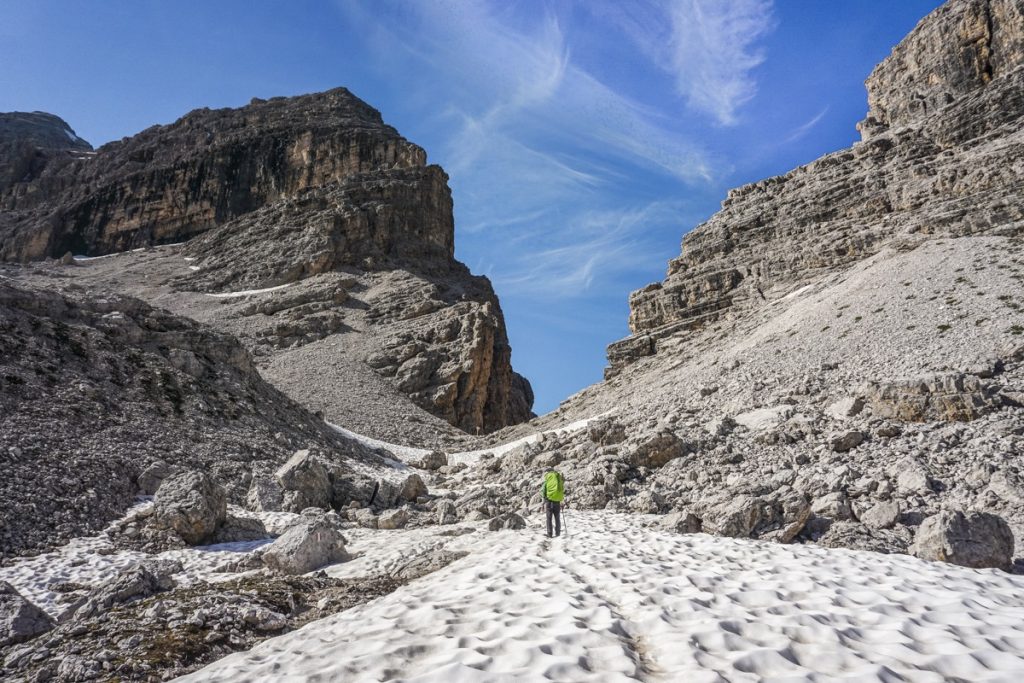 Neve nas montanhas durante a Alta Via 1, uma trilha nos Alpes Italianos