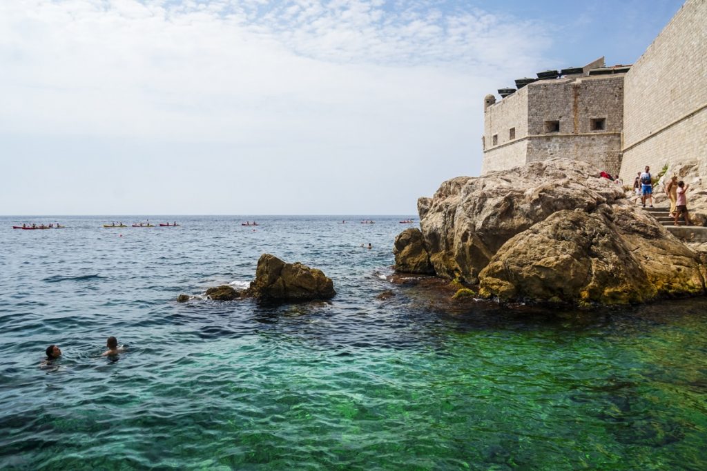 Praia e castelo em Dubrovnik