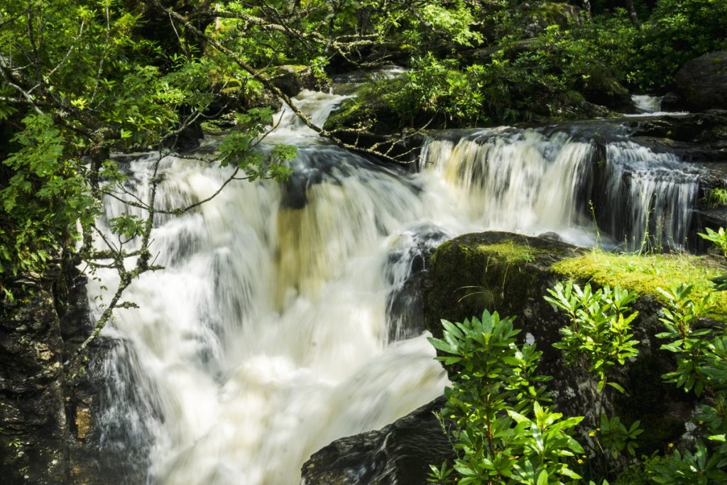 Cachoeira no Parque Loch Lomond, na Escócia