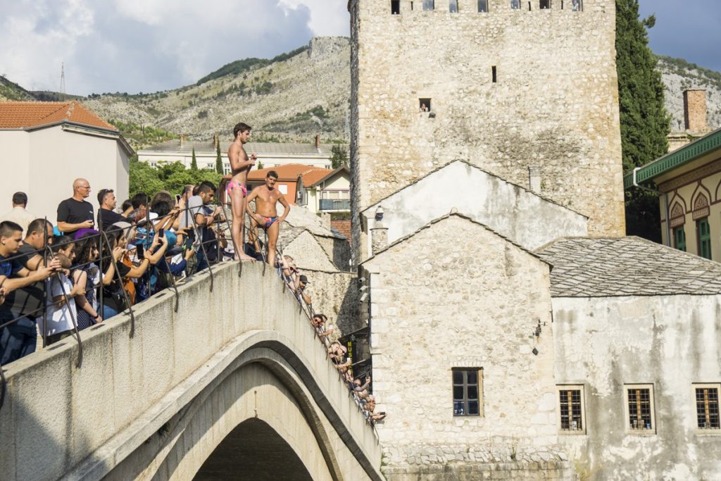 Homem se prepara para pular do alto da Ponte Antiga, Stari Most, em Mostar, Bósnia e Herzegovina